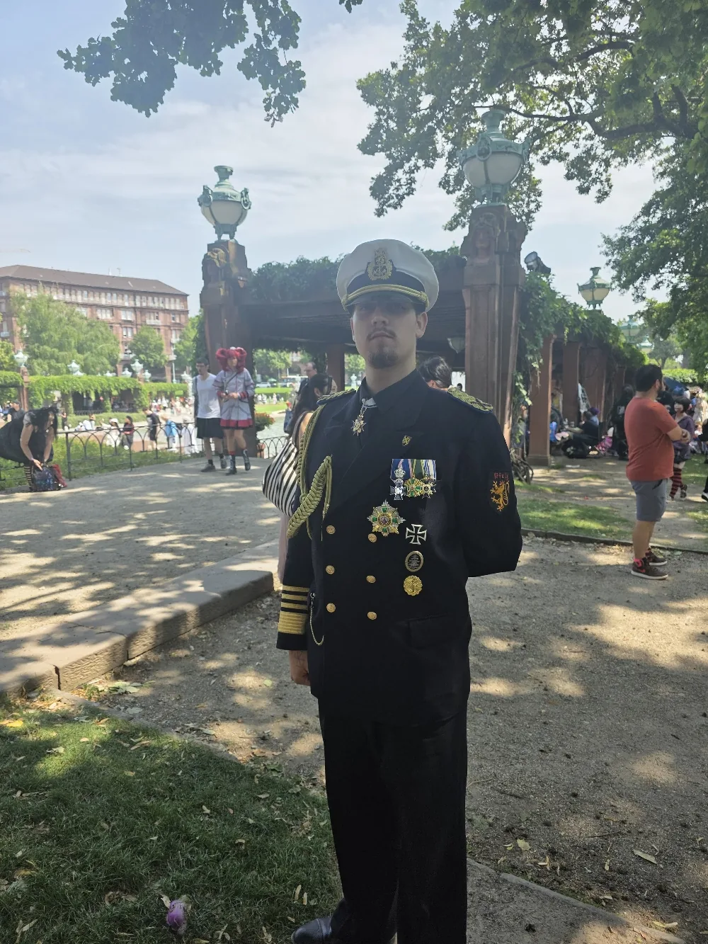 Offizier in Marineuniform im Park