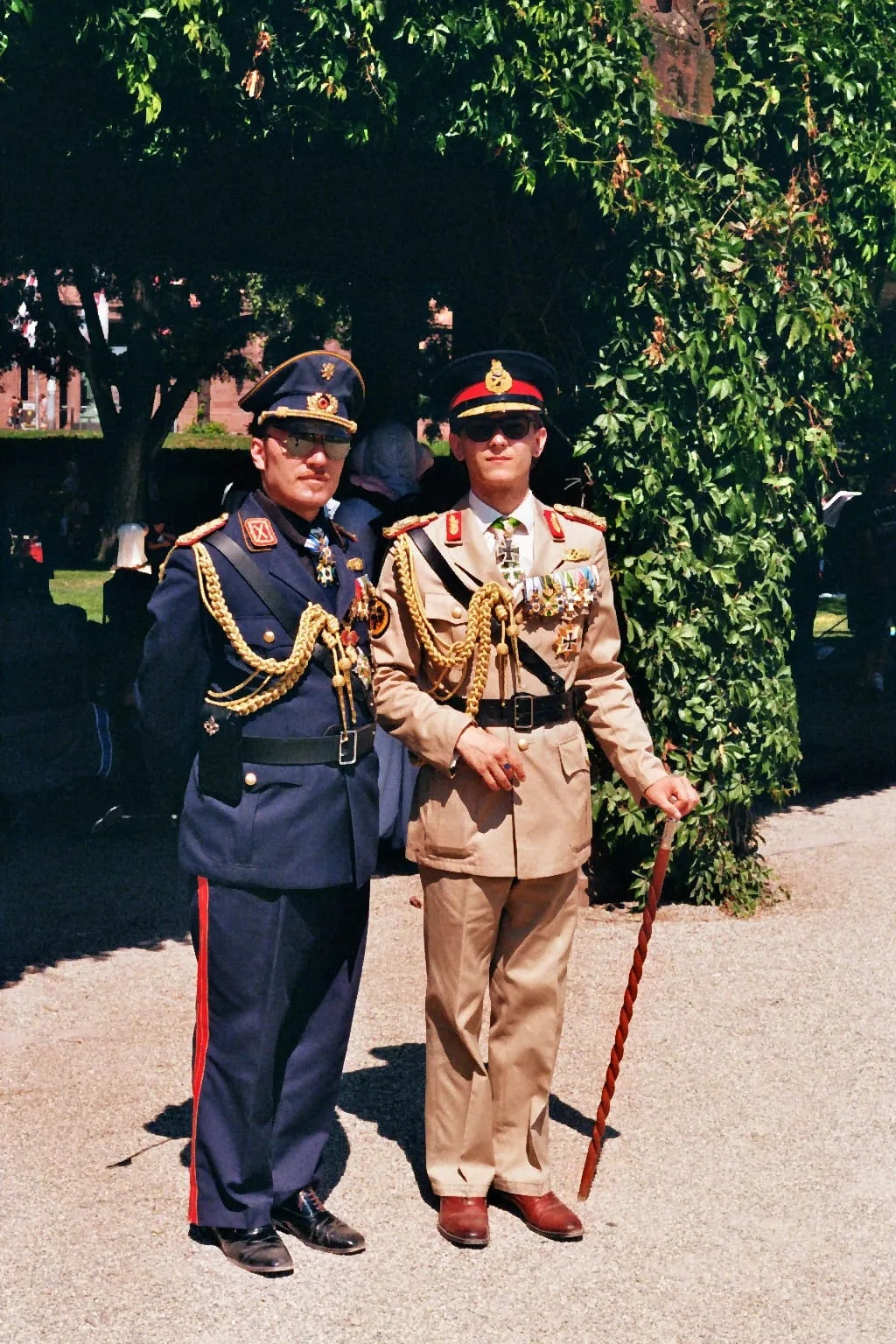 Zwei Offiziere in Paradeuniform